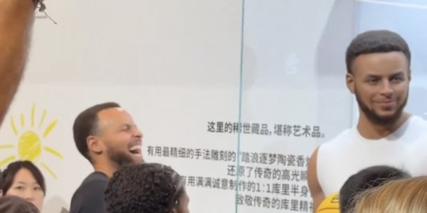 开云体育在线-库里中国行看到自己的蜡像，没忍住直接笑得前仰后合